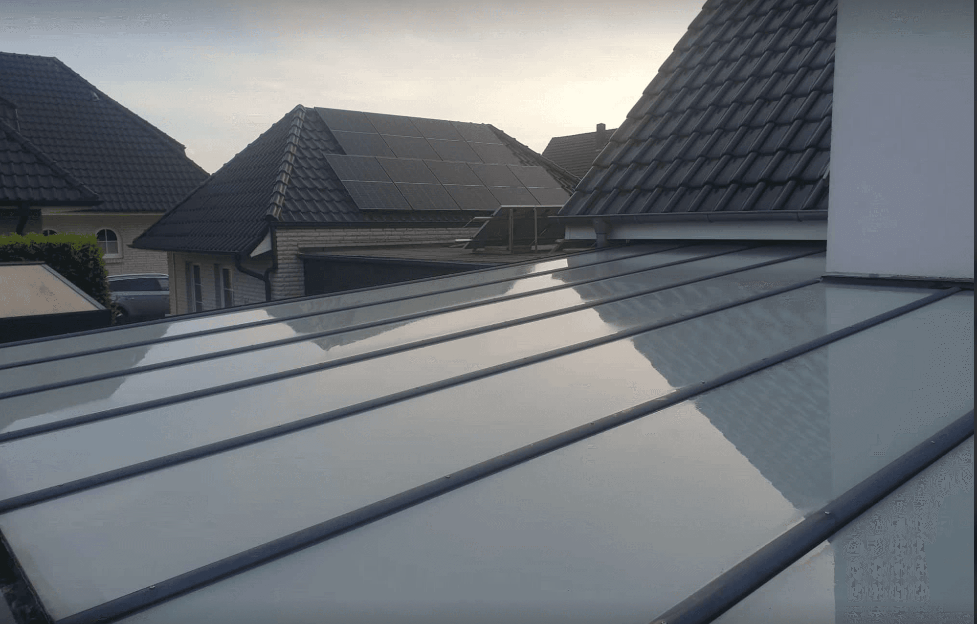 Verschmutzte Terrasse vor der Reinigung